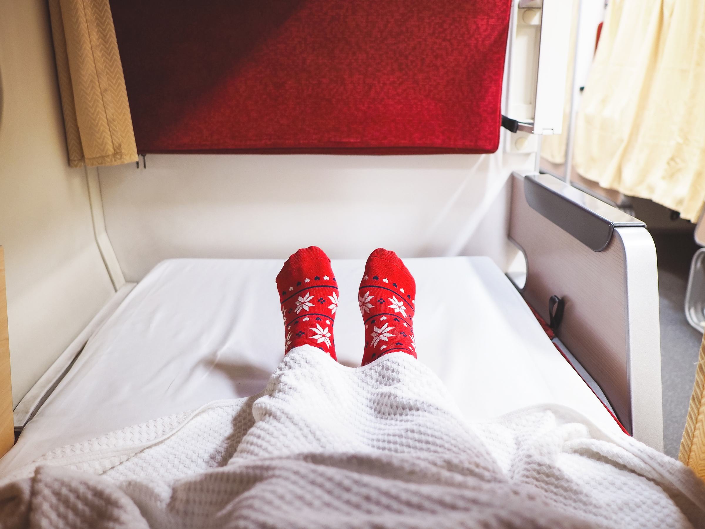 Blick auf die Füße im Bett eines Nachtzug-Abteils